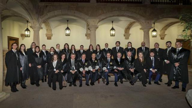 Los doce graduados sociales que juraron en el TSJA, con representantes del colegio y autoridades judiciales. | I. C.