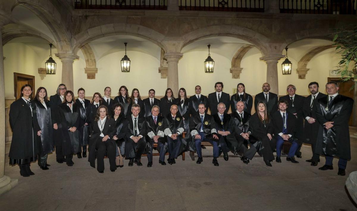 Los doce graduados sociales que juraron en el TSJA, con representantes del colegio y autoridades judiciales. | I. C.