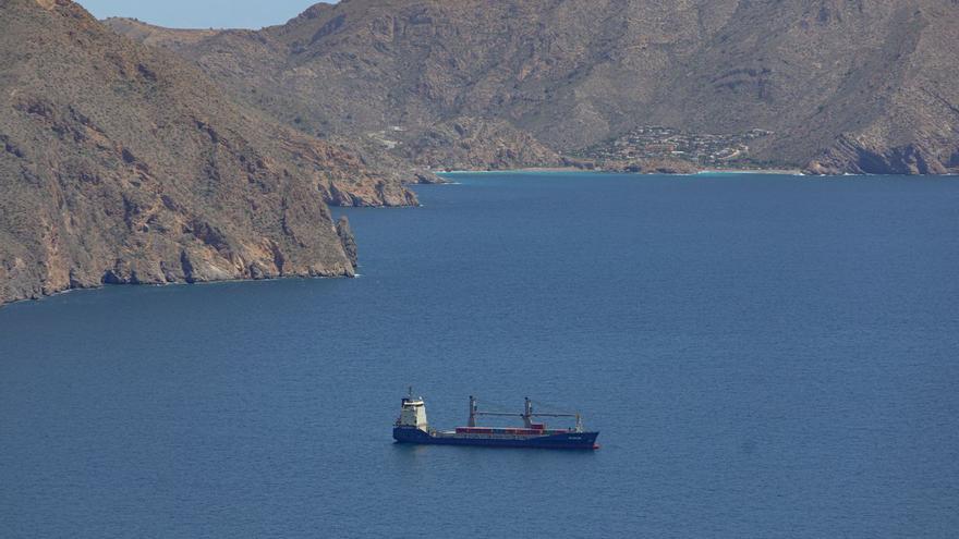 El polémico carguero Borkum quedó fondeado ayer en Cabo Tiñoso a la espera de poder atracar hoy en los muelles de Escombreras. |