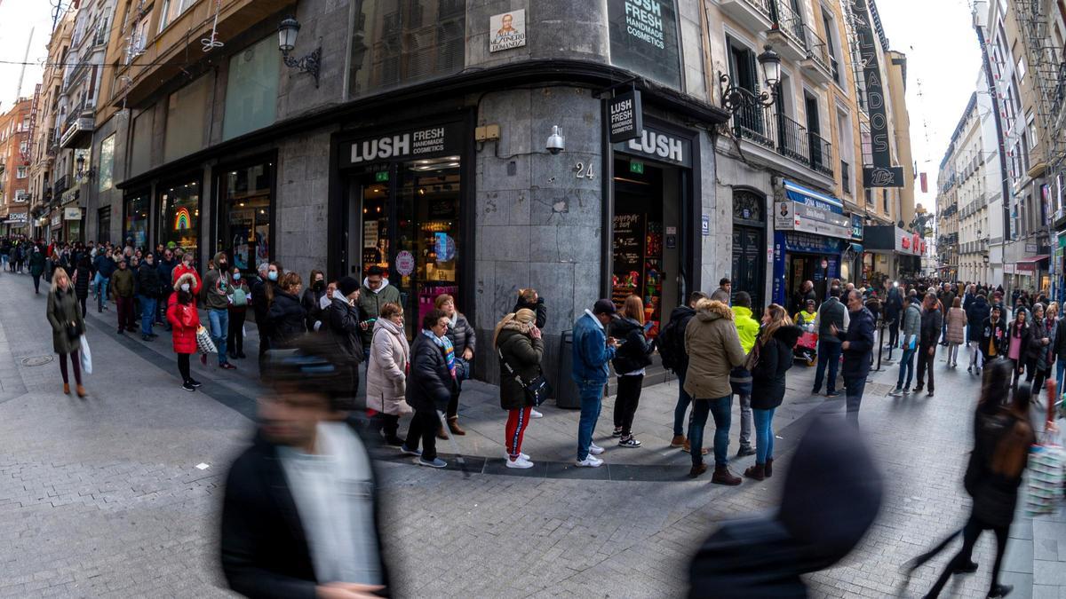 Decenas de personas hacen cola para comprar Lotería de Navidad en la administración de Doña Manolita en Madrid, a principios del pasado diciembrees, con cada vez más reservas de última hora y previsiones meteorológicas que apuntan lluvia y frío en la mayor parte del país. EFE/ Fernando Villar