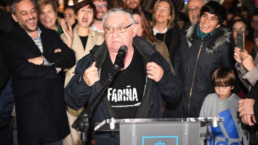 El actor Manuel Lourenzo exhibe una camiseta de 'Fariña' en el encendido  del alumbrado navideño - La Opinión de A Coruña