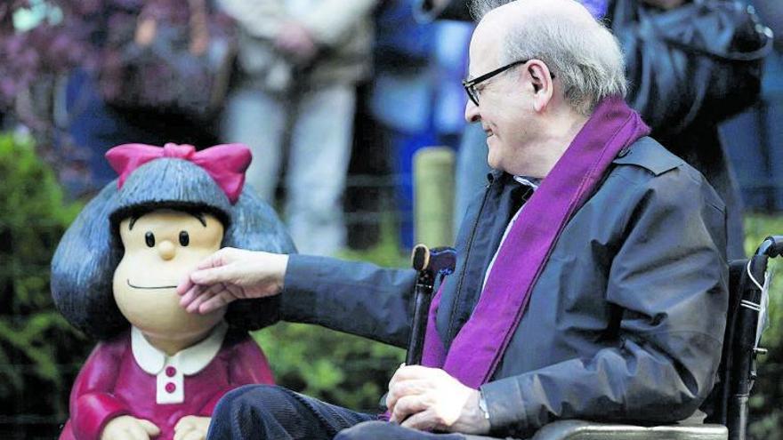 Joaquín Salvador, Quino, acaricia a su querida Mafalda en un parque de Oviedo en 2014, cuando recibió el Príncipe de Asturias.