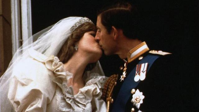 El Príncipe Carlos besa a su nueva novia Diana el día de su boda en Londres.