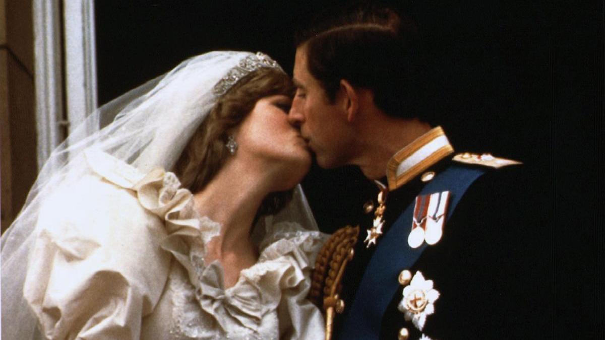 El Príncipe Carlos besa a su nueva novia Diana el día de su boda en Londres.