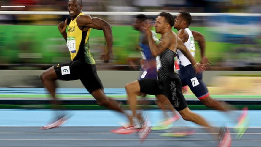 Bolt gana sonriendo