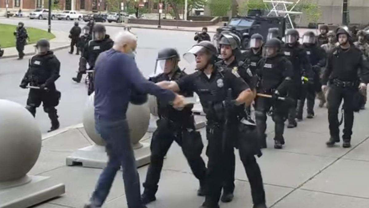 Momento en que varios agentes empujan al anciano en la plaza Niagara de Buffalo.