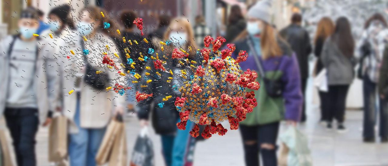 Gente de compras por la calle Príncipe, en Vigo