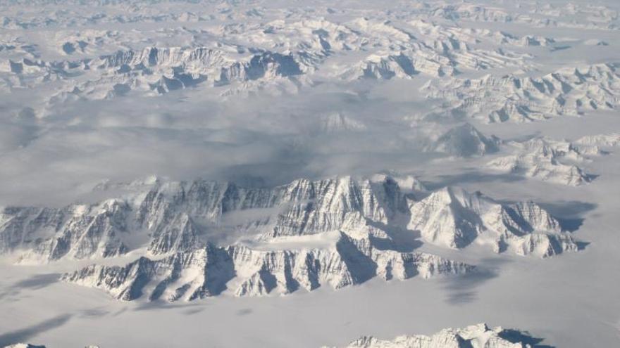 El crácter está localizado debajo del hielo de Groenlandia