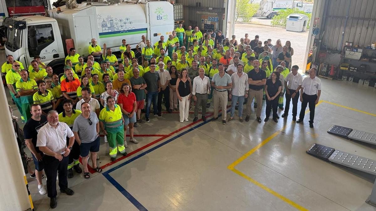 Foto de familia de los responsables municipales con los empleados de la UTE Elche (Unión Temporal de Empresas formada por Urbaser y FCC)