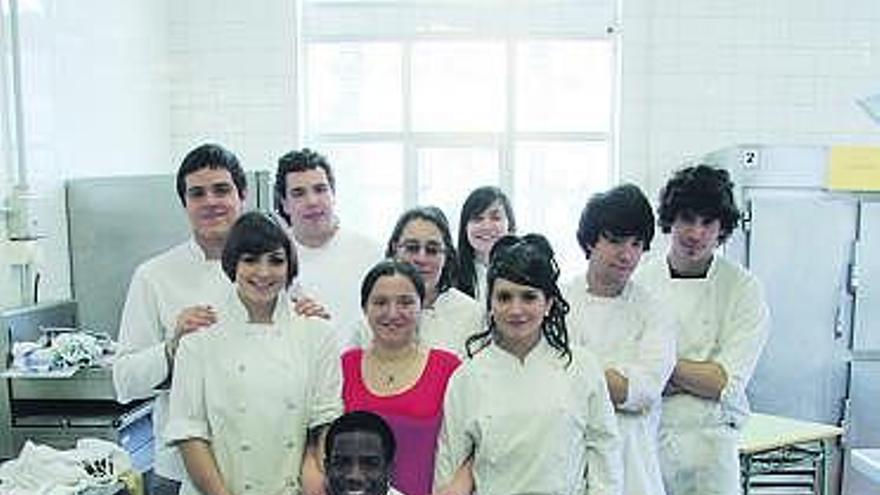 Los alumnos del módulo de cocina, ayer, en Pravia.