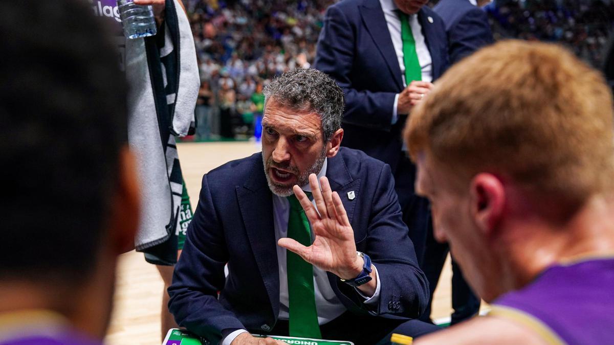 Ibon Navarro dando instrucciones a sus jugadores ante el Río Breogán.