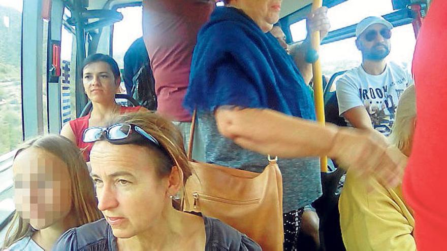 Vecinos y EU denuncian el colapso del autobús municipal por el corte del TRAM