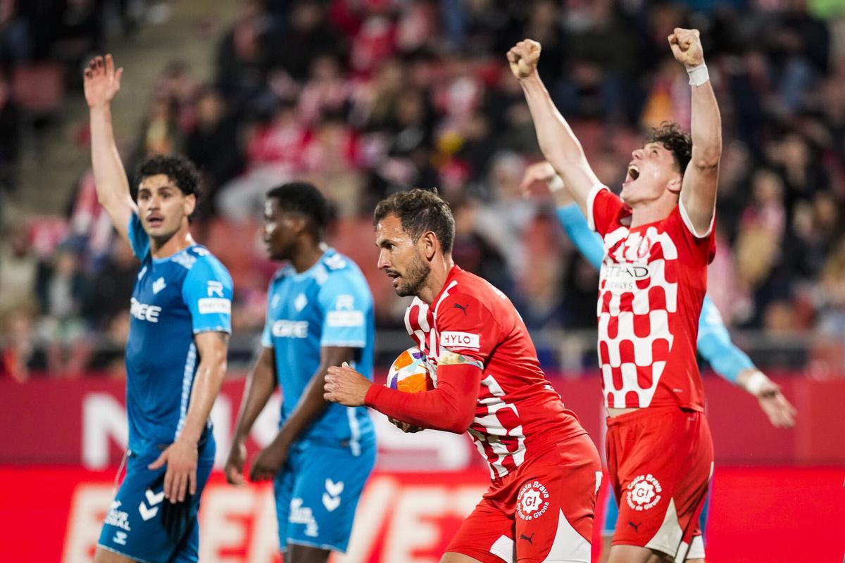 Girona's striker Cristhian Stuani (2-R) after scoring the 1-3 goal during a Spanish LaLiga soocer match between Girona FC and Real Betis at Montilivi stadium in Girona, Spain, 21 April 2025. EFE/Siu Wu