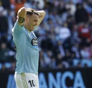 Aspas se pelea con los postes