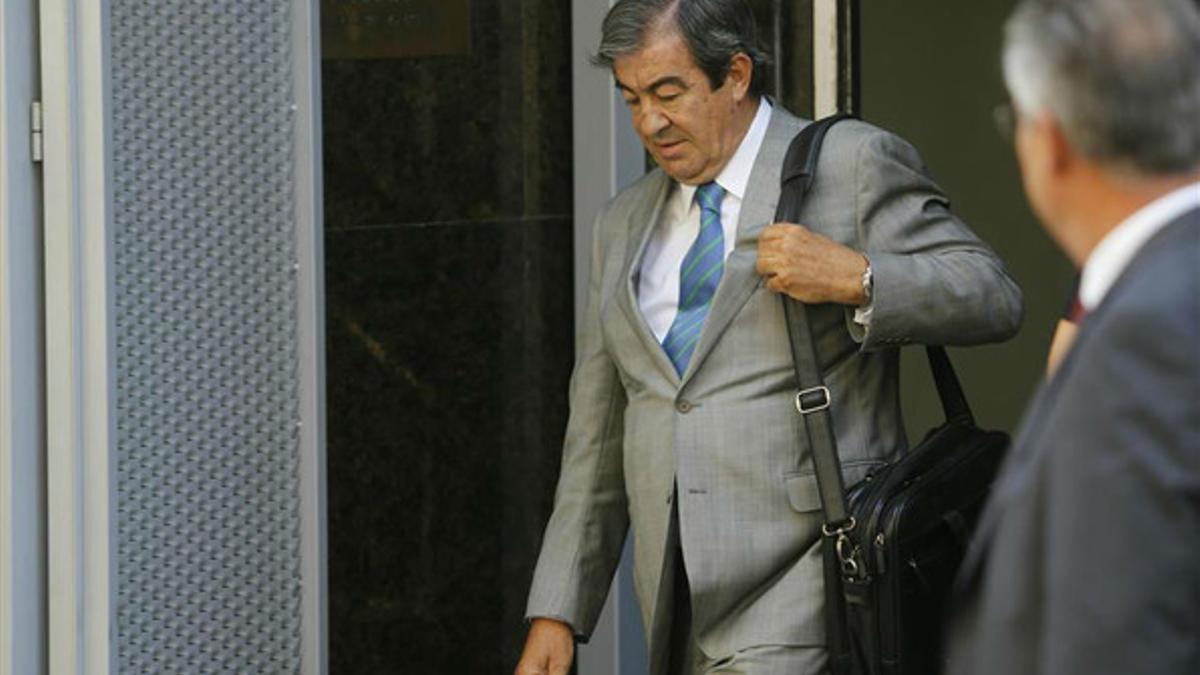 Álvarez-Cascos sale de la Audiencia Nacional, en agosto del 2013.