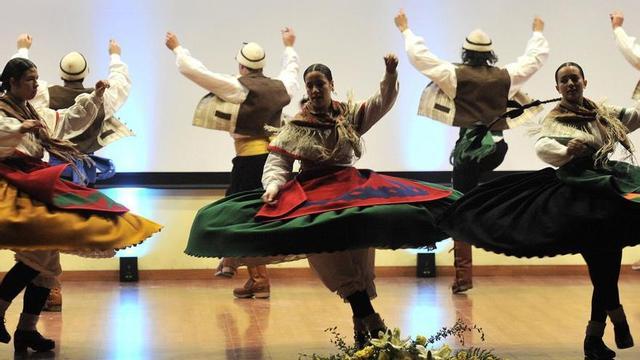 Xirandola muestra baile y música tradicional en el auditorio Dopaz | BERNABÉ/JAVIER LALÍN