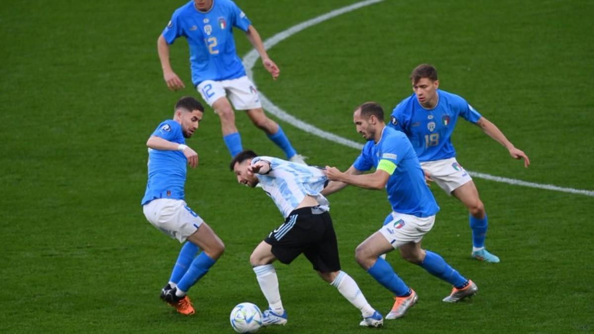 Messi agarrado por Chiellini y rodeado de tres defensas italianos más en Wembley.