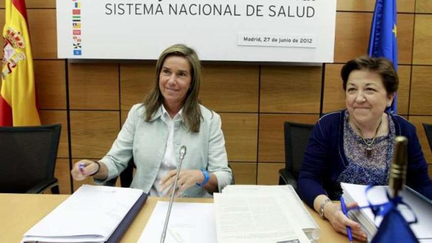Ana Mato y la secretaria general de Sanidad, Pilar Farjas, en el último Consejo Interterritorial de Salud. / efe