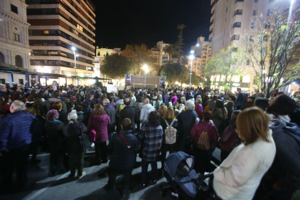Medio millar de personas se concentraron en la plaza de la Montañeta