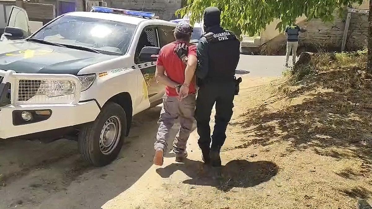 La Guarcia Civil deteniendo el pasado agosto al responsable del primer gran incendio del verano, que comenzó en Vilardevós el 1 de agosto y quemó 578,7 hectáreas.