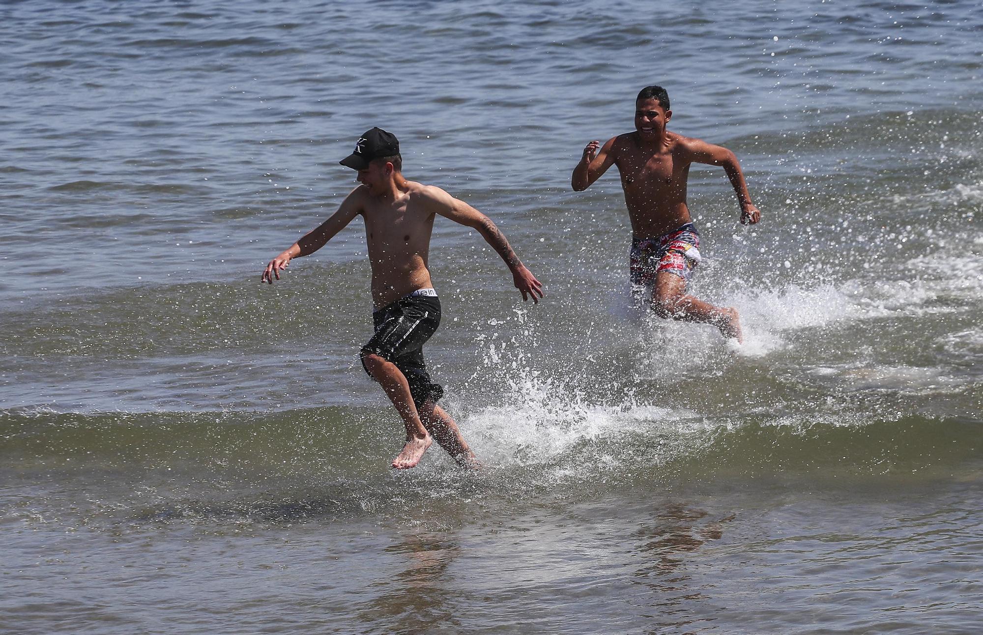 Las playas de València, llenazo previo al verano