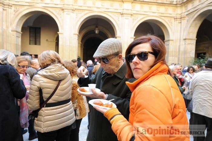 Reparto de boniatos en el Palacio Episcopal por San Fulgencio