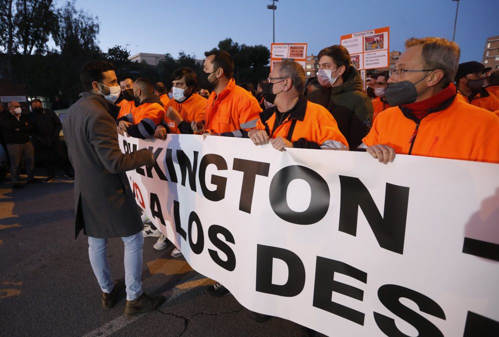 Los trabajadores de Pilkington se manifiestan, acompañados por miles de vecinos en el Port de Sagunt.