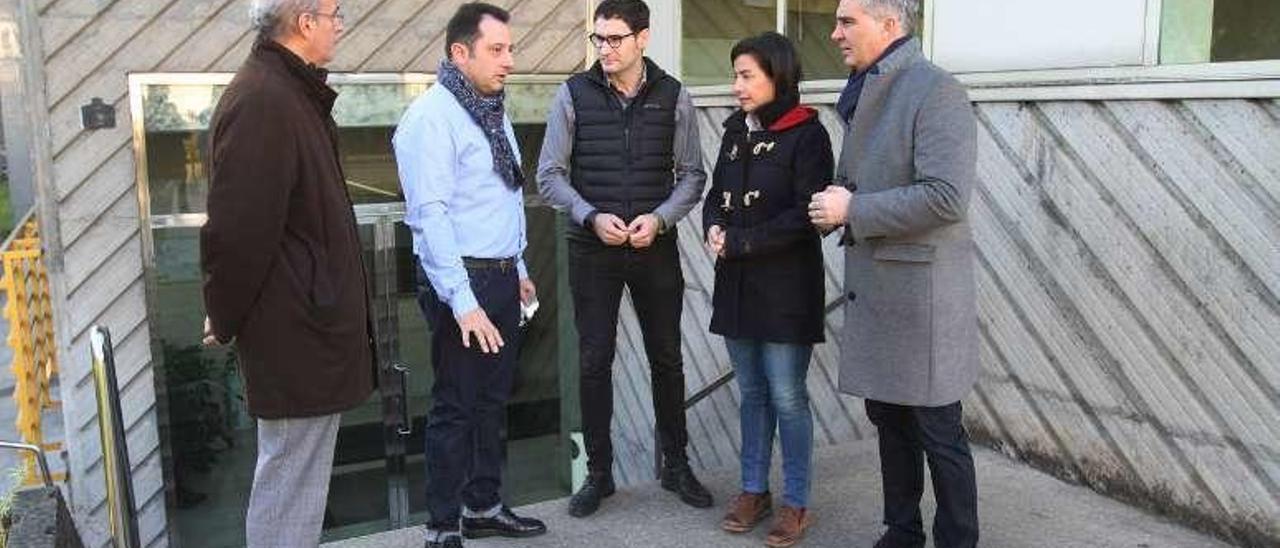 Los diputados por Ourense del PP se reunieron ayer en la comisaría con el representante gallego y ourensano del SUP. // Iñaki Osorio