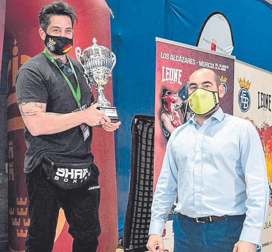 Marco Pérez, con el trofeo de 3º de España junto al presidente de la Federación Española de Boxeo, Felipe Martínez.