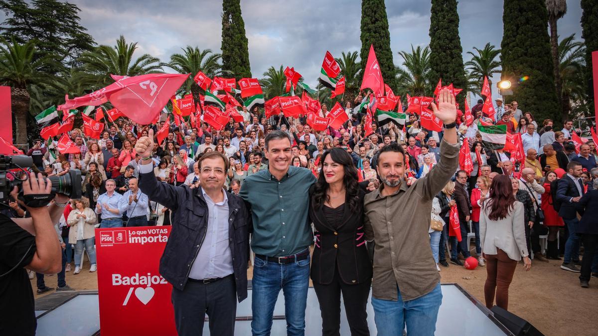 De izquierda a derecha: Vara, Sánchez, Baños y Cabezas, este martes en Badajoz.