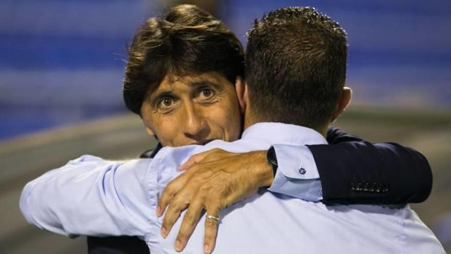 Gustavo Siviero, entrenador del Lleida que acabó expulsado, se abraza con su colega Tevenet.