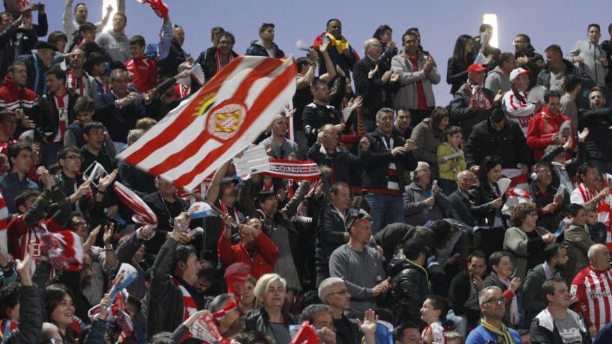 La grada de Montilivi, celebrant un gol.