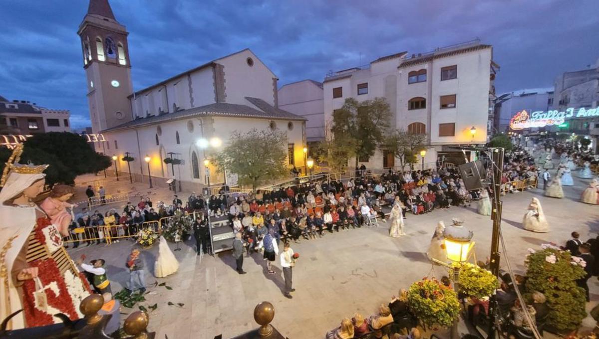 Ofrenda en l’Eliana, con el cadafal de la Virgen. | L-EMV