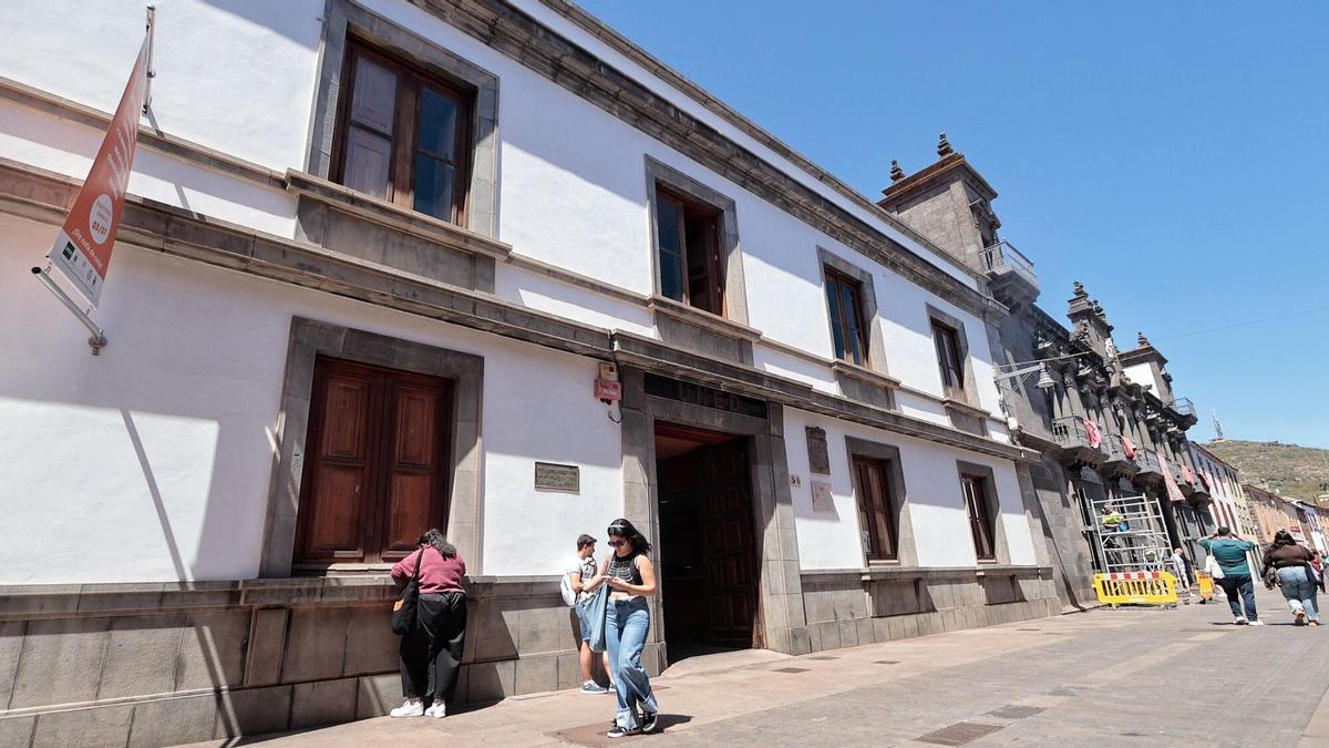 Edificio de la UNED al lado del Obispado de La Laguna.