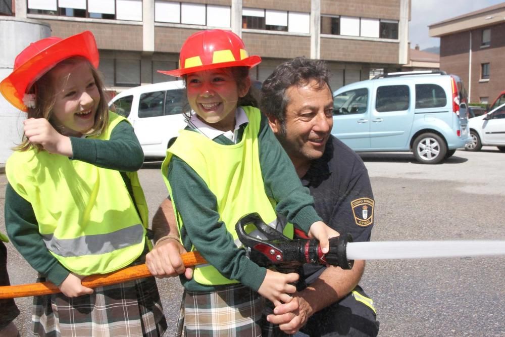 Visita de las teresianas a los bomberos