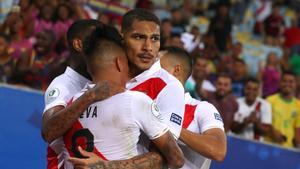 Paolo Guerrero es rodeado por sus compañeros tras anotar el gol del empate ante Bolivia.