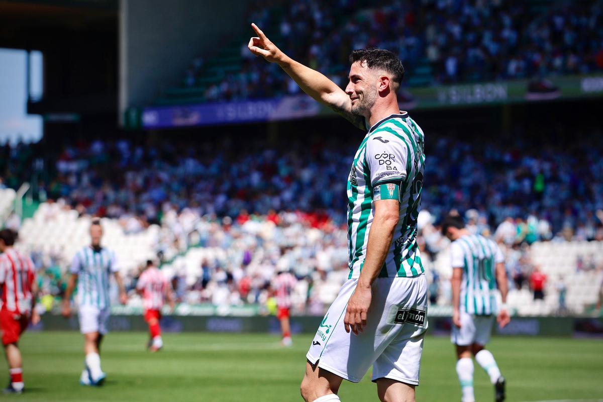 Carlos Albarrán celebra su gol ante el Sporting en El Arcángel.