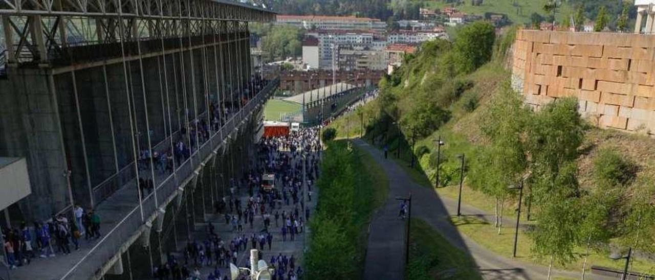 Numerosos aficionados agolpados ayer a la salida del partido contra el Lorca.