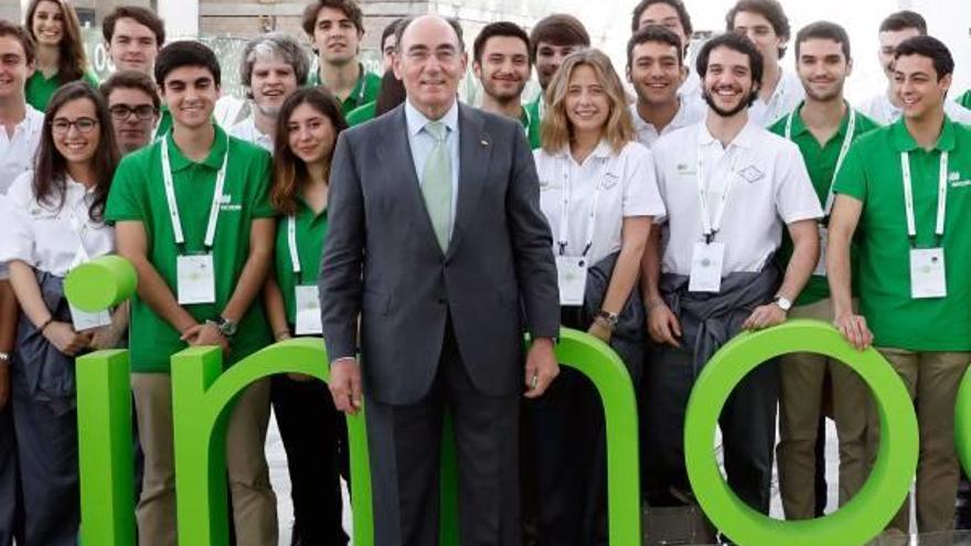 Ignacio Galán, con jóvenes participantes en Innoday.