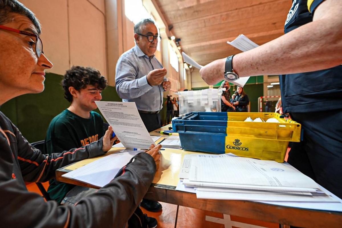 Votaciones en la escuela Grèvol de Barcelona, en el barrio del Front Marítim.