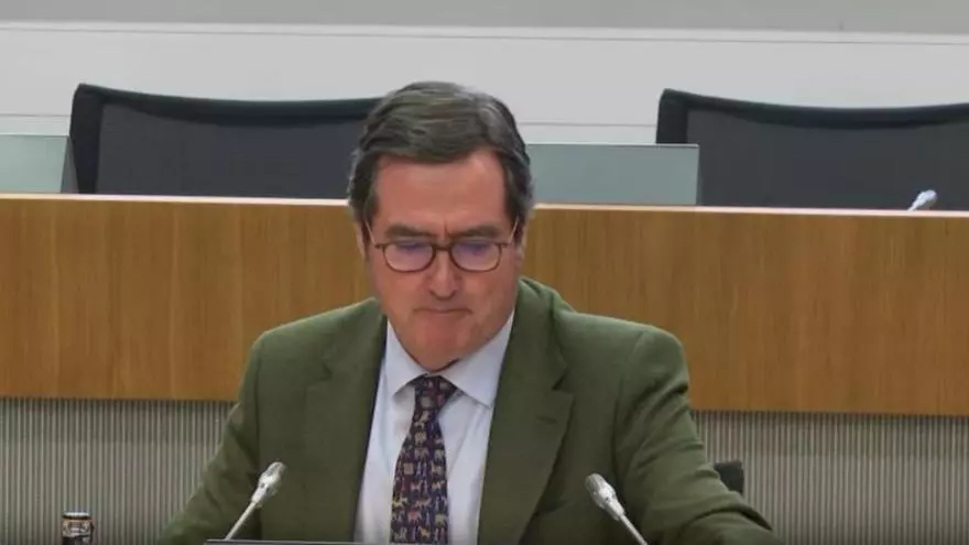 Garamendi afirma que el registro de pasajeros pone "en muchas dificultades" al sector turístico