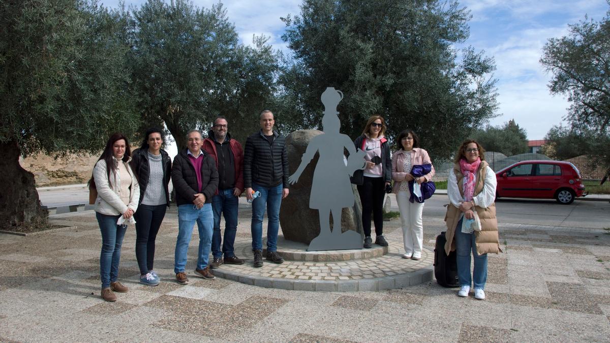 Autoridades con la escultura.