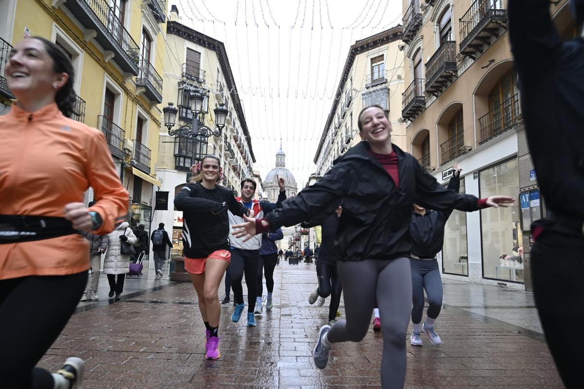 En imágenes | Runneo, el club de 'running' más viral de Zaragoza que mezcla carreras con 'cachondeo'
