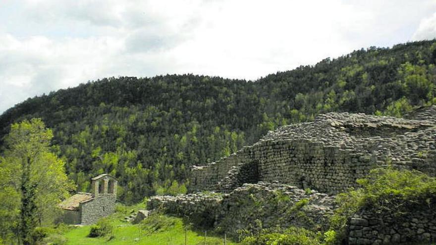 Les restes del palau fortificat d’estil romànic del Castell de Mataplana que trobarem en l’itinerari i on va viure el noble. | DIARI DE GIRONA
