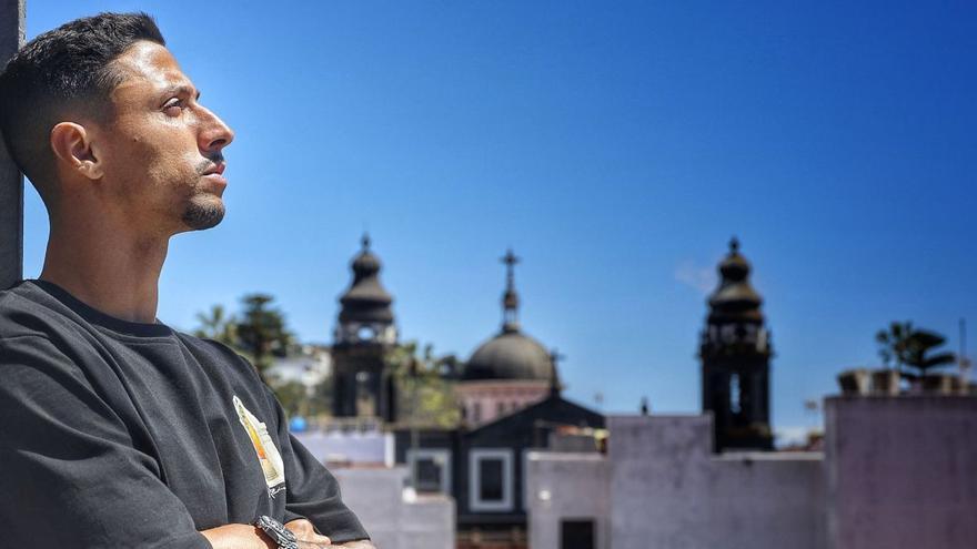 Maikel Mesa, con su ciudad al fondo desde la cúpula del Teatro Leal. | MARÍA PISACA