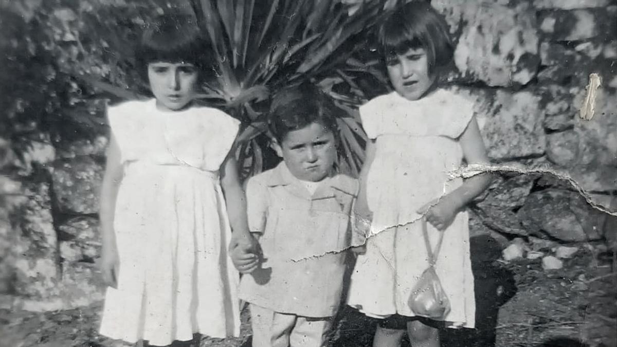 Fontaíña, con dos de sus hermanos. Ella, a la derecha con bolso.