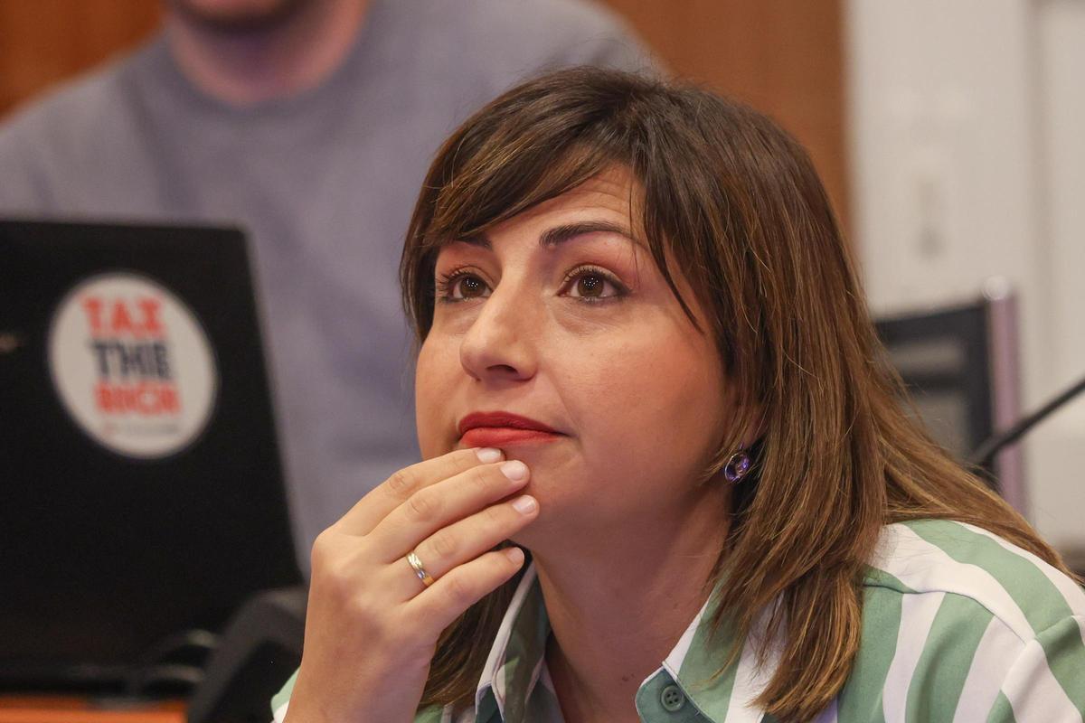 La edil del PSOE de Orihuela, María García, en un pleno.