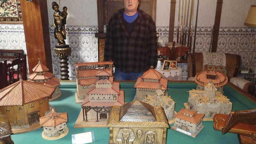 Tomás Martín con una muestra de sus palomares y un joyero tallado.