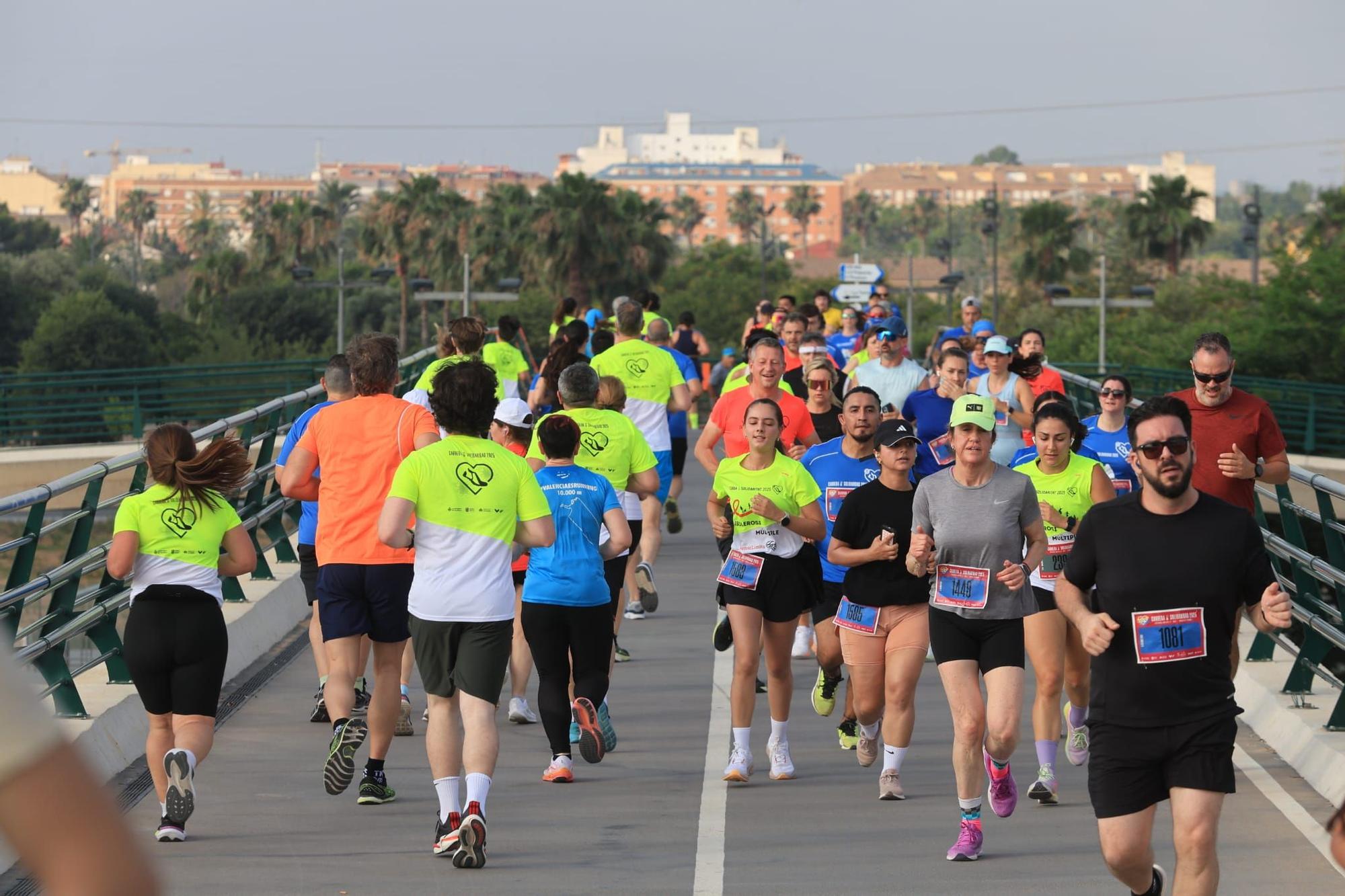 Búscate en la Carrera de la Solidaridad de València: así ha sido el paso por un puente mítico de la ciudad