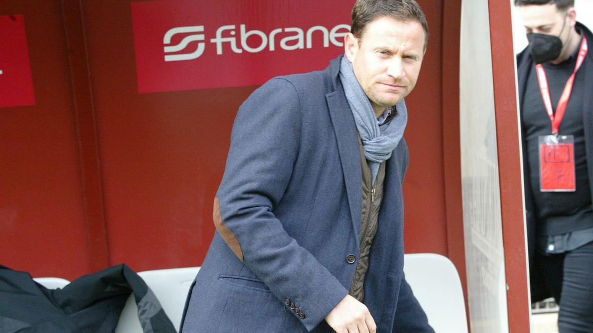 Mario Simón, entrenador del Real Murcia, antes del partido ante el Mancha Real.  | PEPE VALERO